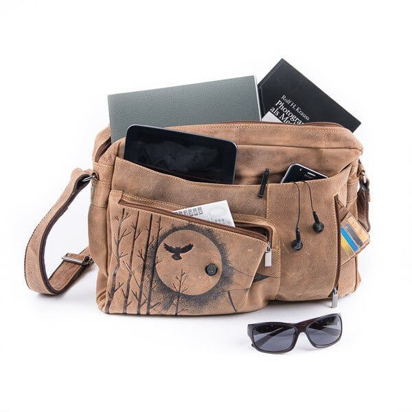 Bild: Tasche aus Leder Eule gefüllt mit Inhalten