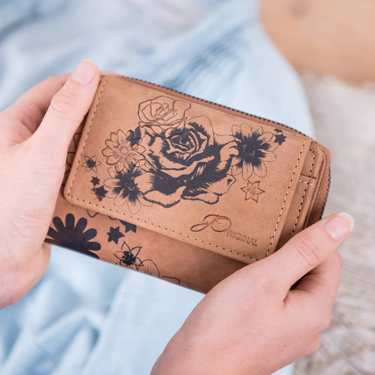 Damen Geldbörse Rose mit Reißverschluss in der Hand