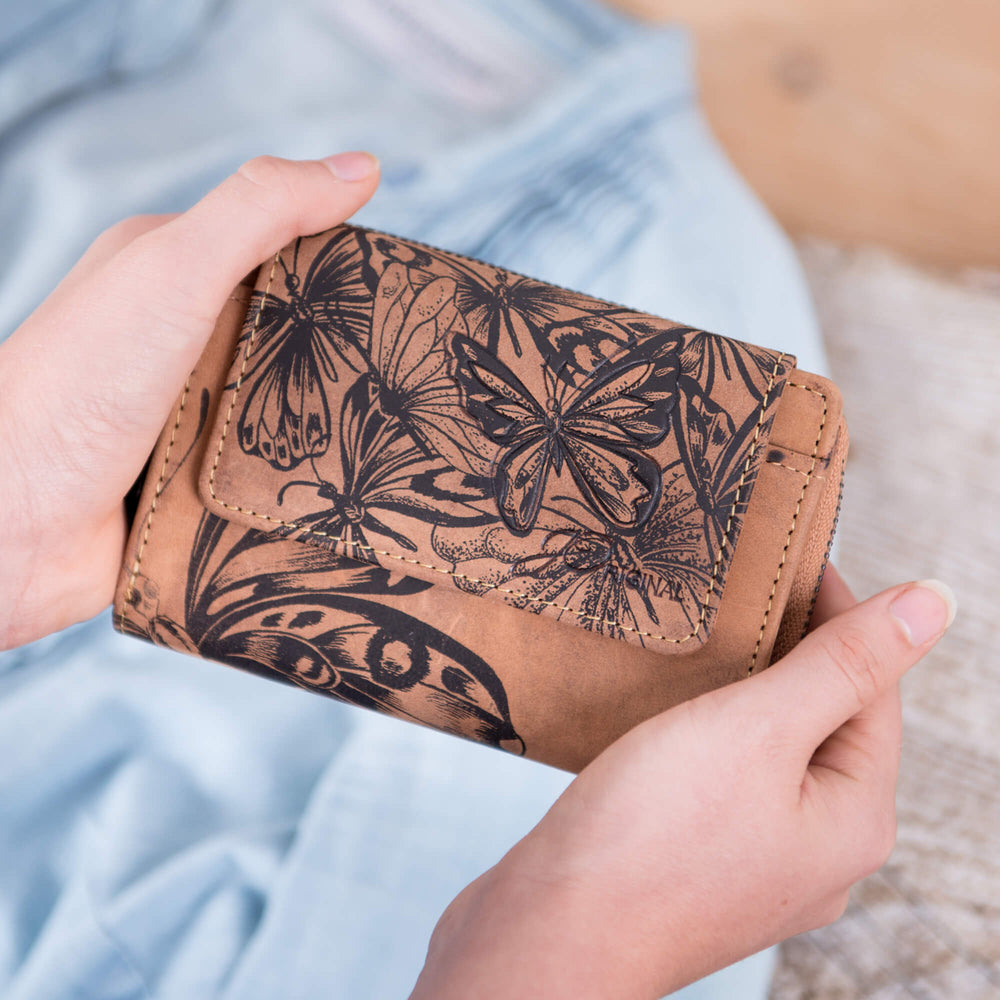 Damen Geldbörse Schmetterling in der Hand