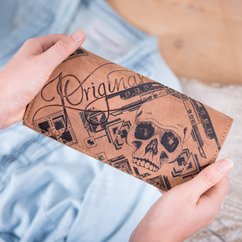 Damen Geldbörse Totenkopf in der Hand