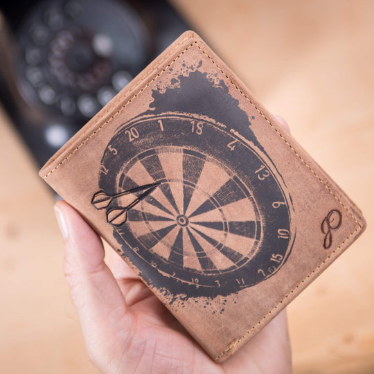 Geldbörse Dart Hochformat in der Hand