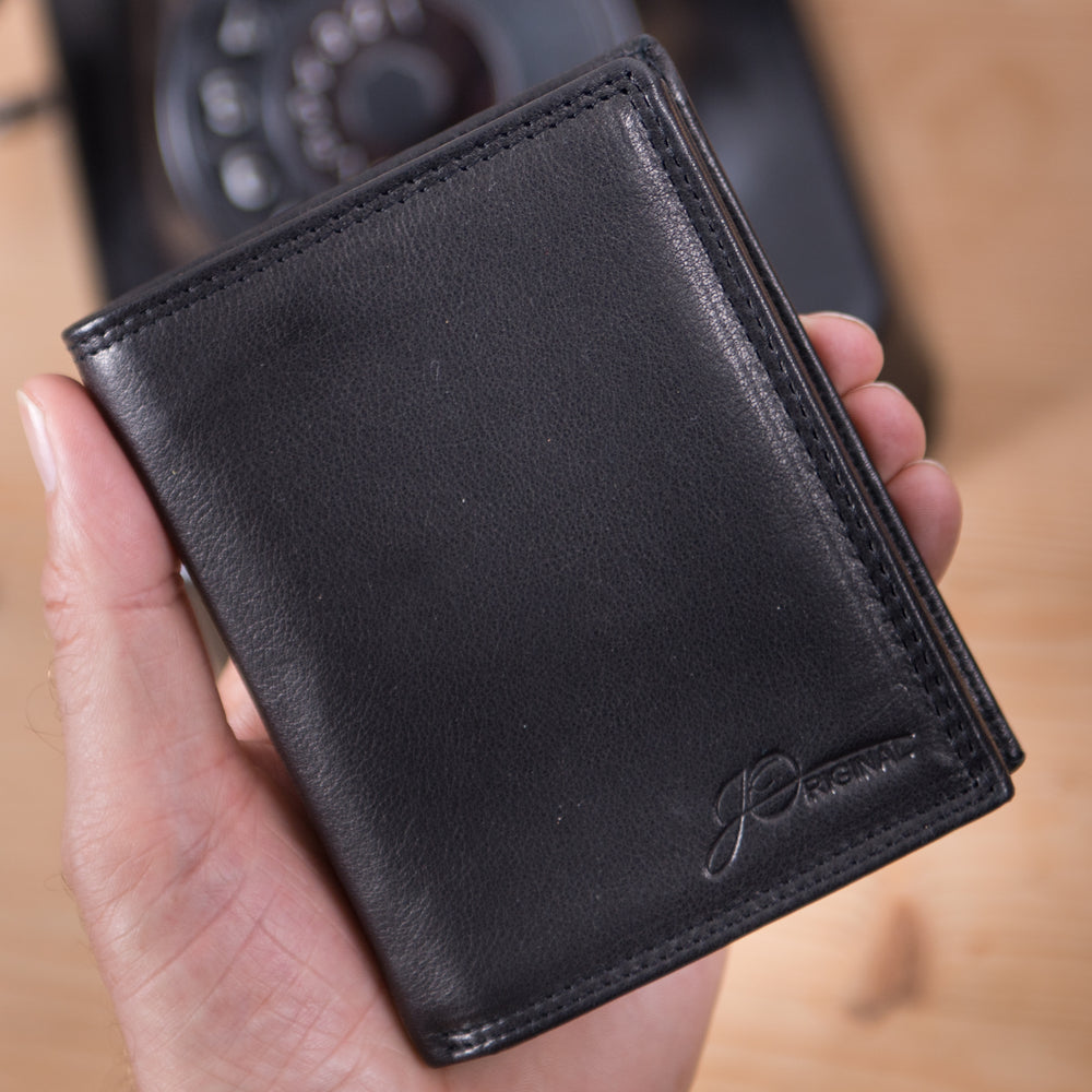 Schwarze Geldbörse Hochformat eine Klappe Leder in den Händen 