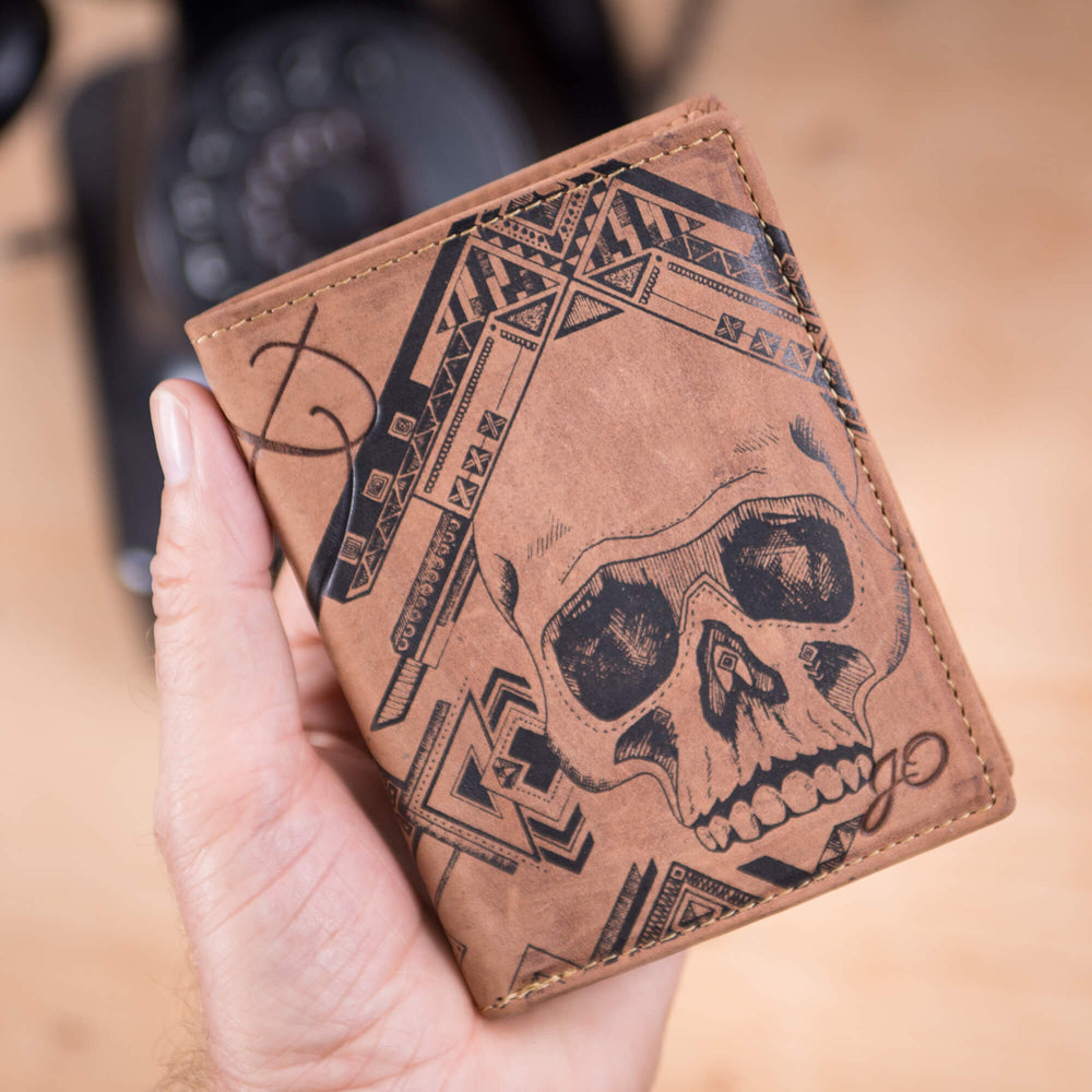 Geldbörse Totenkopf Hochformat in der Hand