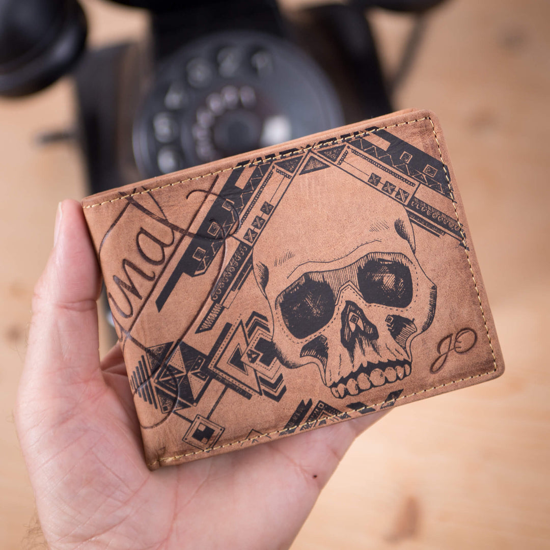 Geldbörse Totenkopf Querformat in der Hand