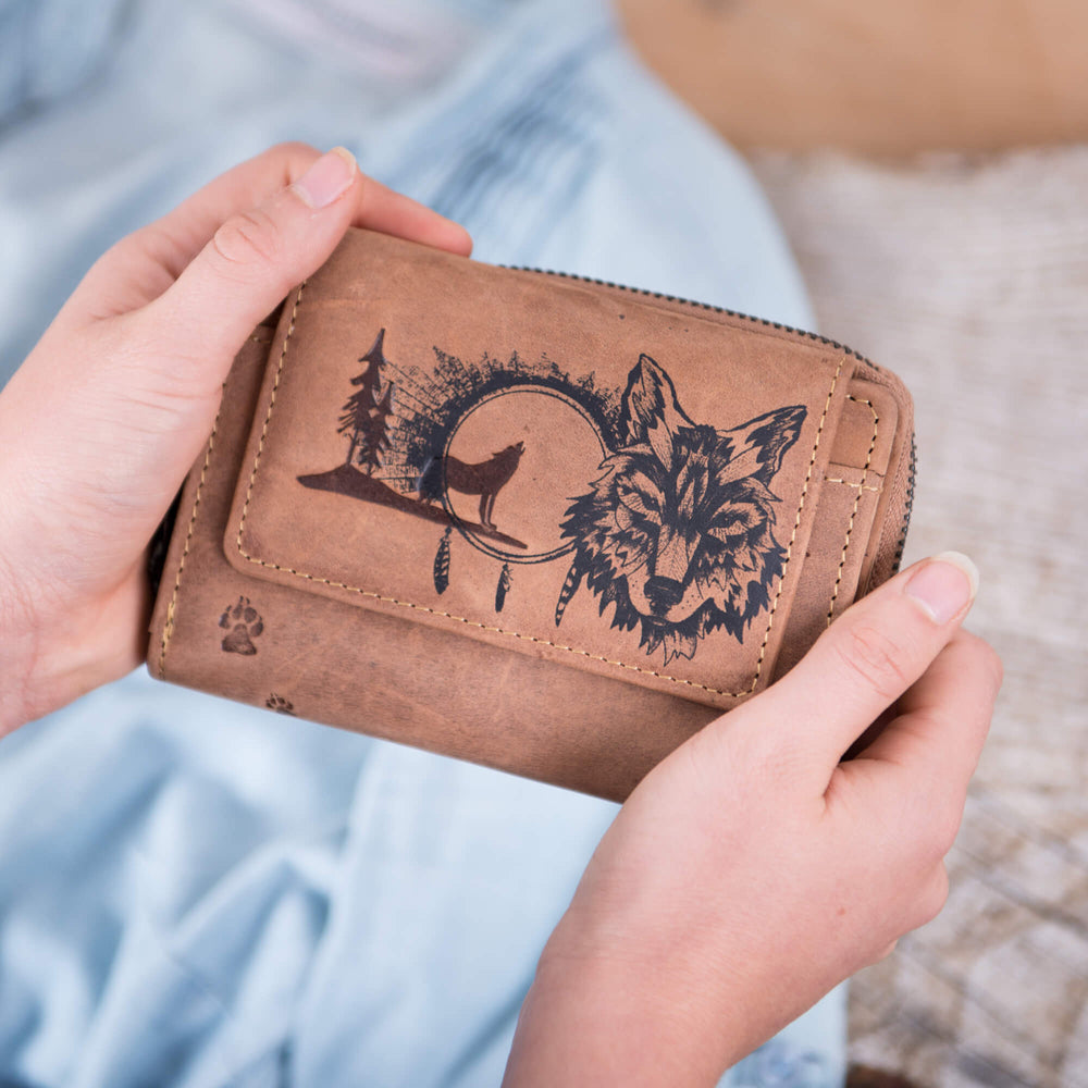 Damen Geldbörse Wolf mit Reißverschluss in der Hand