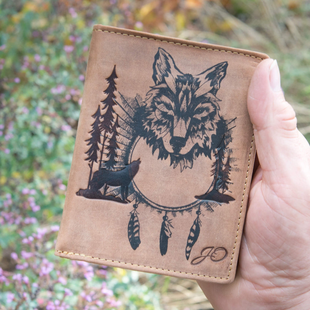 Geldbörse Wolf Hochformat in der Hand