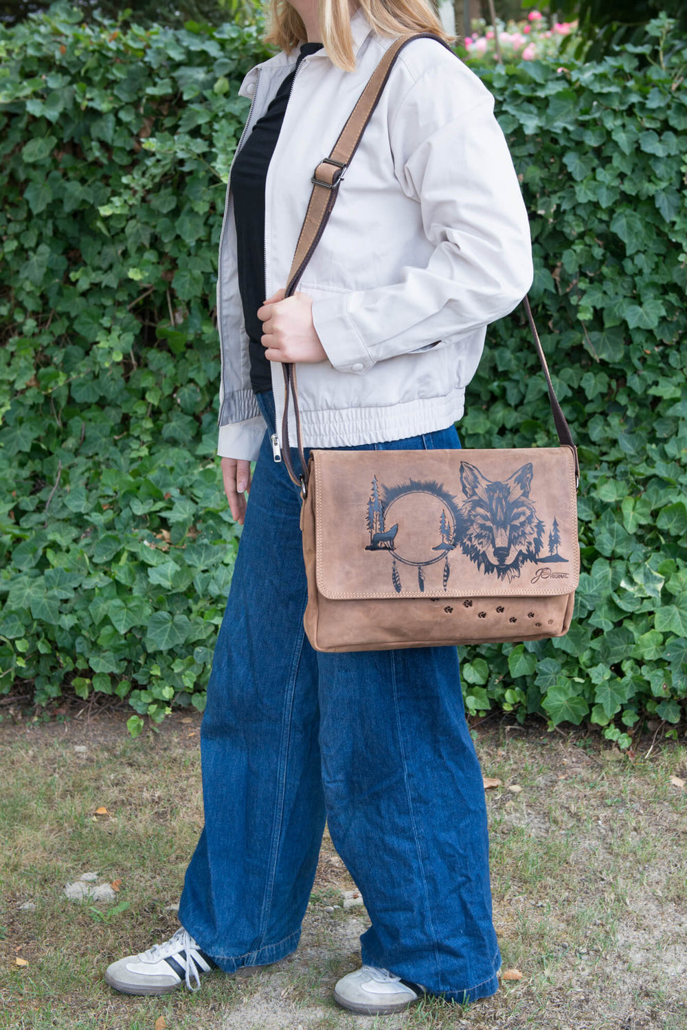 Umhängetasche Wolf getragen am Körper