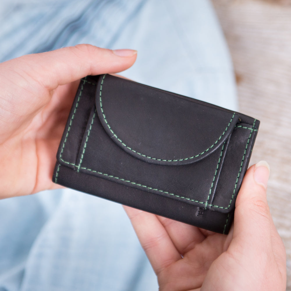 Kleine Wickelbörse 2 Karten in den Händen