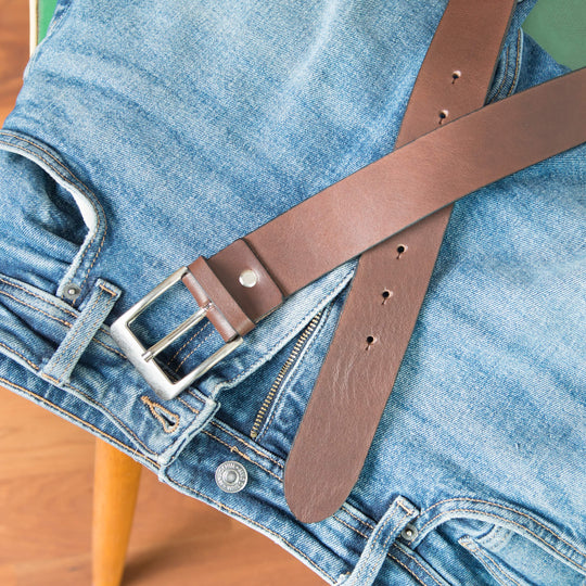Ledergürtel Rindsleder Dunkelbraun Glatt an der Jeans
