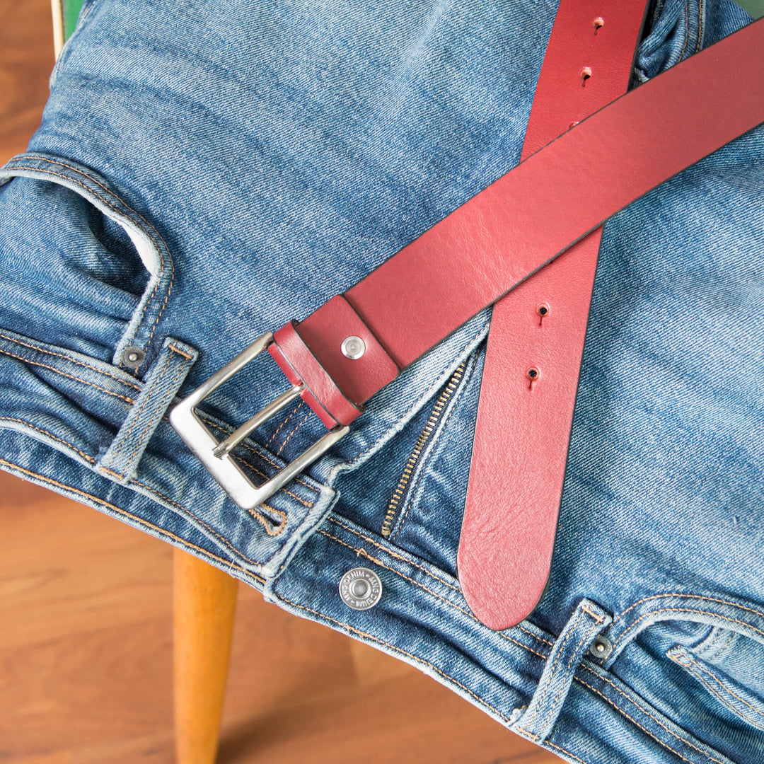 Roter Ledergürtel an der Hose