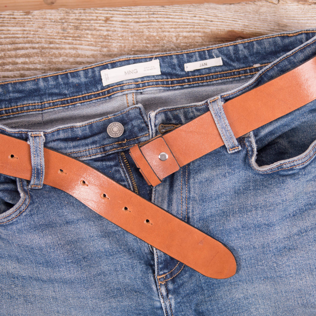 Ledergürtel ohne Schnalle Hellbraun Glatt in der Jeans