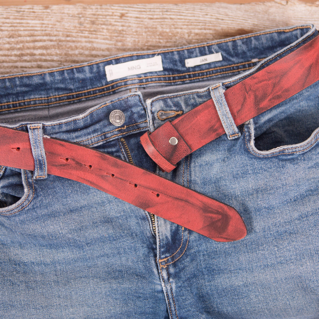 Ledergürtel ohne Schnalle Rot Wild in den Hosenschlaufen