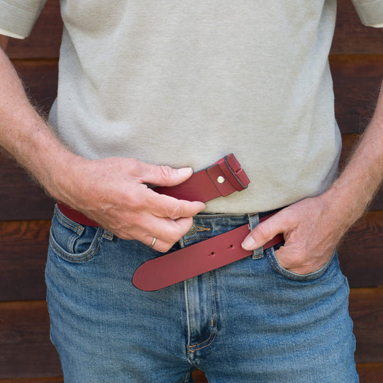 Ledergürtel ohne Schnalle Rot Ochsenblut getragen in der Hose