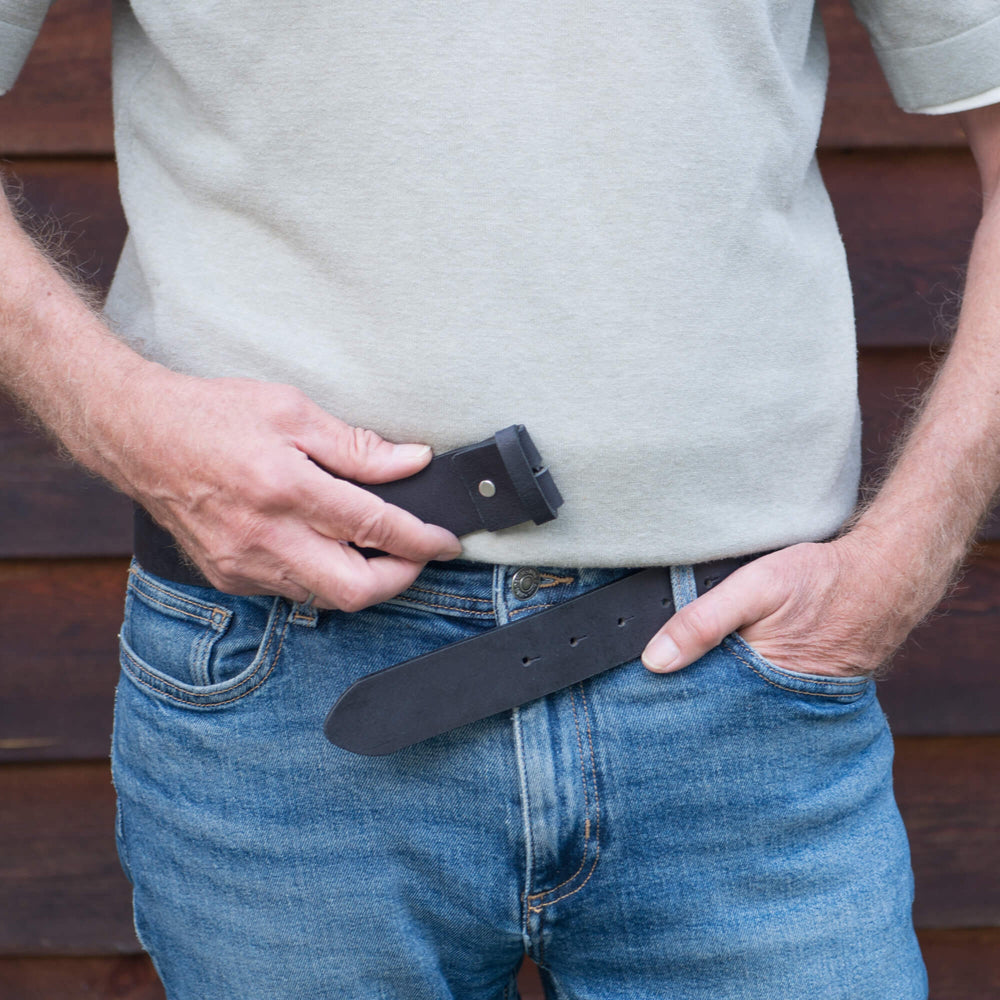 Ledergürtel ohne Schnalle Schwarz getragen in der Hose