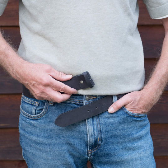Ledergürtel ohne Schnalle Schwarz getragen in der Hose