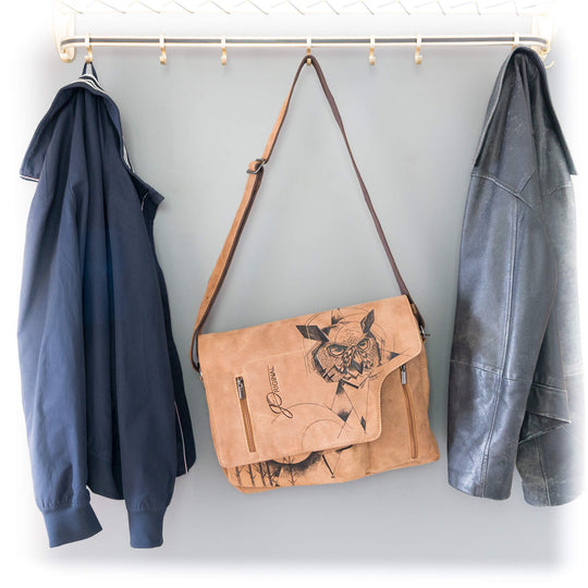 Große Umhängetasche Eule an der Garderobe