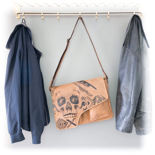 Große Umhängetasche Totenkopf an der Garderobe