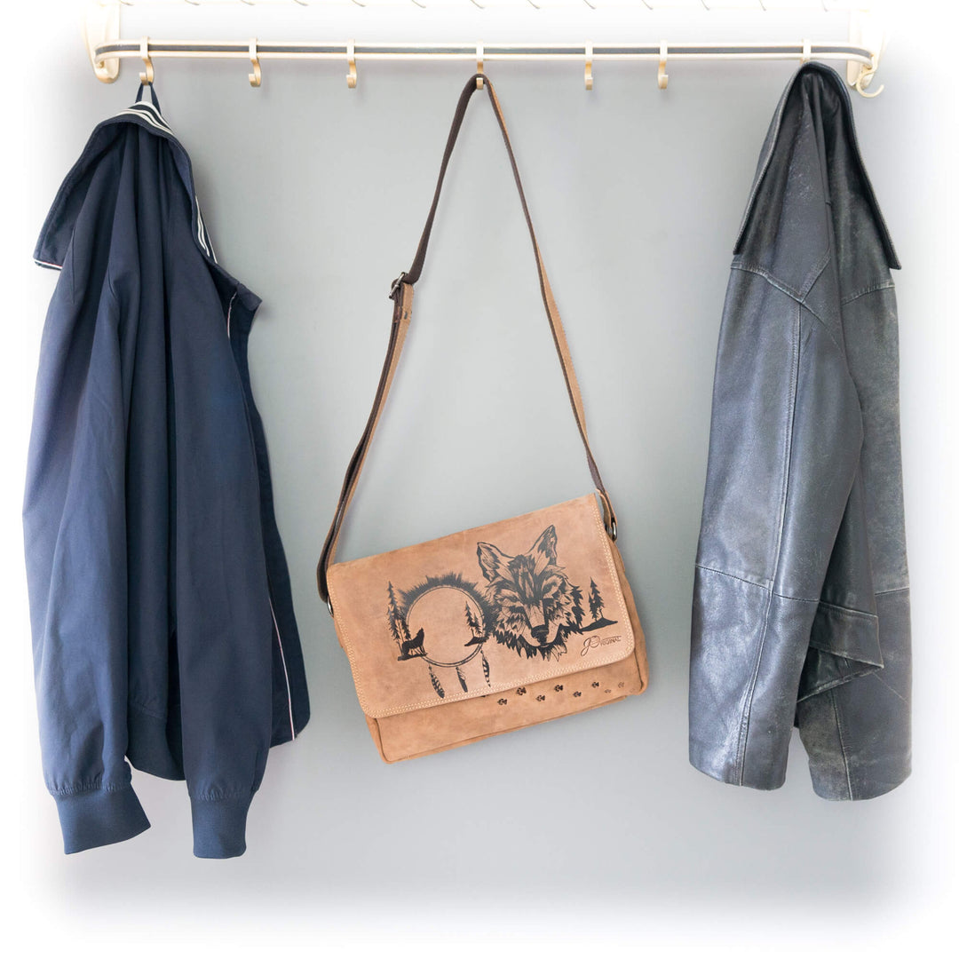 Umhängetasche Wolf an der Garderobe
