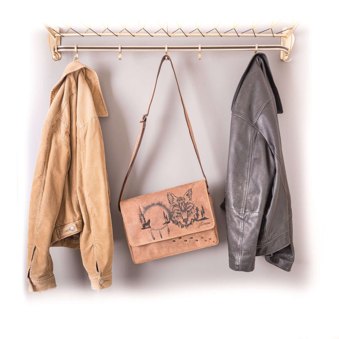 Bild: Tasche mit Wolf-Motiv hängt in der Garderobe