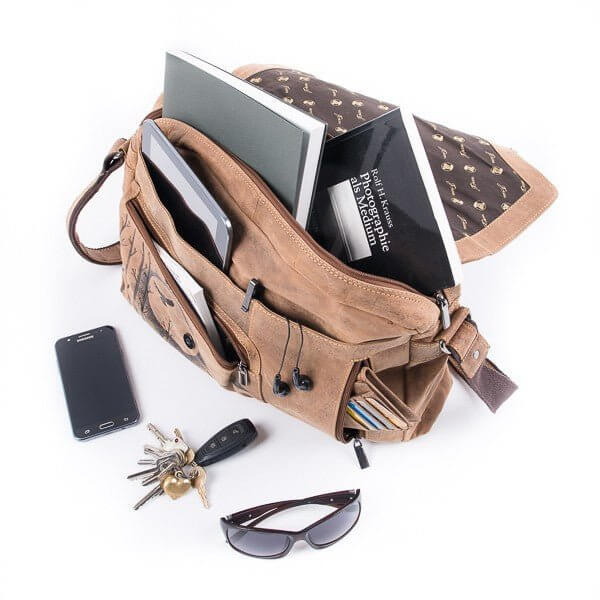 Bild: Tasche aus Leder Eule von oben gefüllt