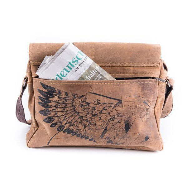 Bild: Tasche aus Leder Eule von hinten mit Zeitung