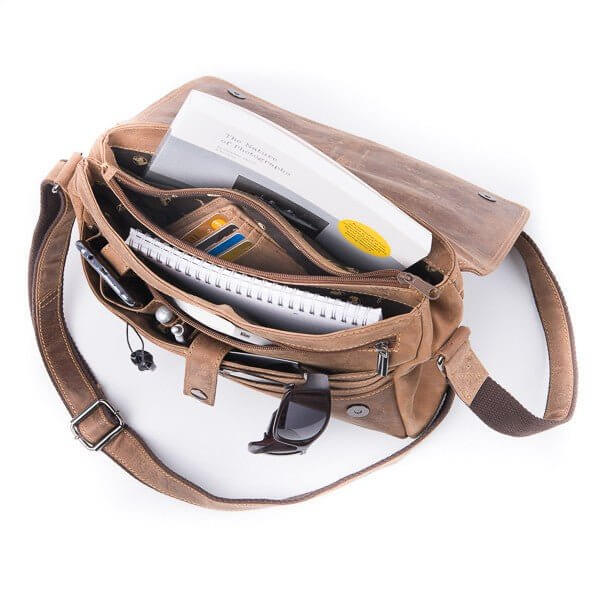 Bild: Tasche aus Leder Maritim von oben gefüllt