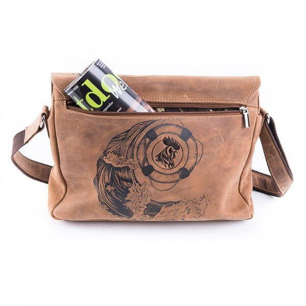 Bild: Tasche aus Leder Maritim die Rückseite mit Zeitschrift