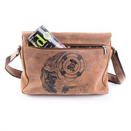 Bild: Tasche aus Leder Maritim die Rückseite mit Zeitschrift