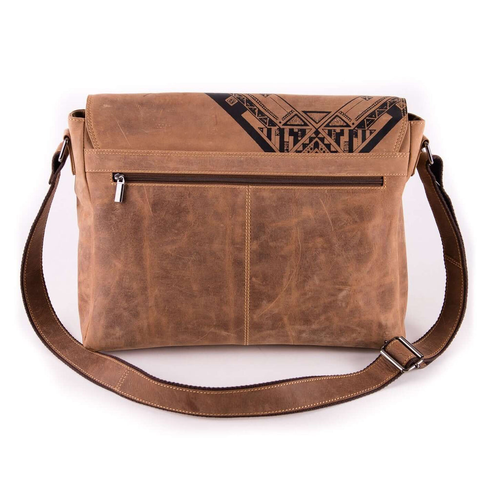 Bild: Tasche aus Leder mit Totenkopf-Motiv von hinten